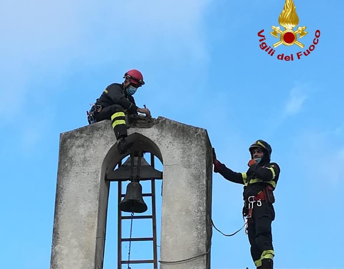 Suelli, croce pericolante rimossa dalla chiesa