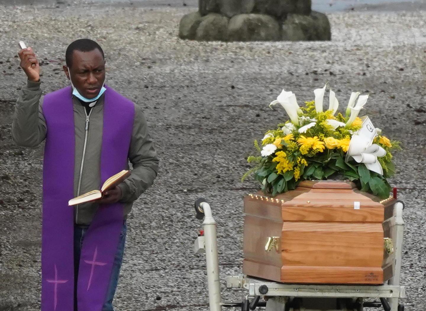 In sette al funerale di Roberto un “invisibile” per la comunità