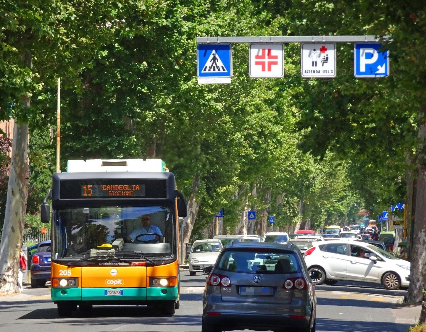 Studenti soccorrono un anziano caduto e un cittadino scrive per ringraziarli 