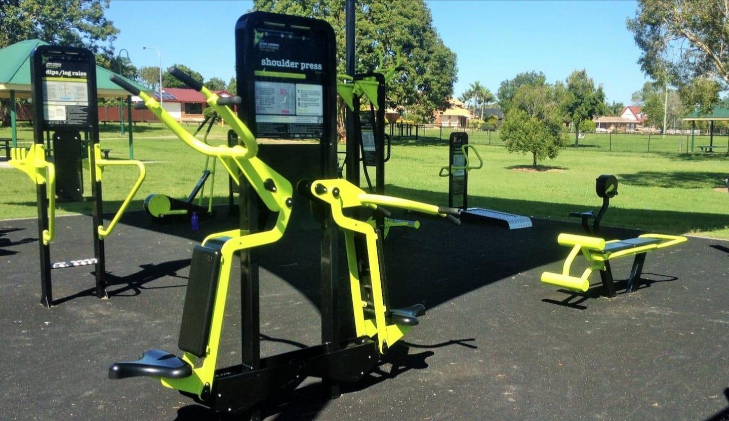 Attrezzature fitness e giochi per bambini all’interno della pineta 
