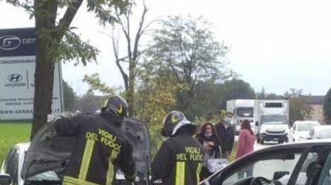 Incidente tra due auto Via Emilia nel caos
