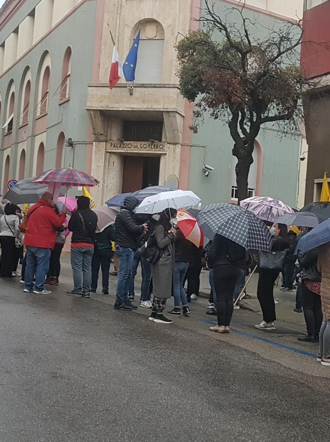 Sit-in dei precari in prefettura