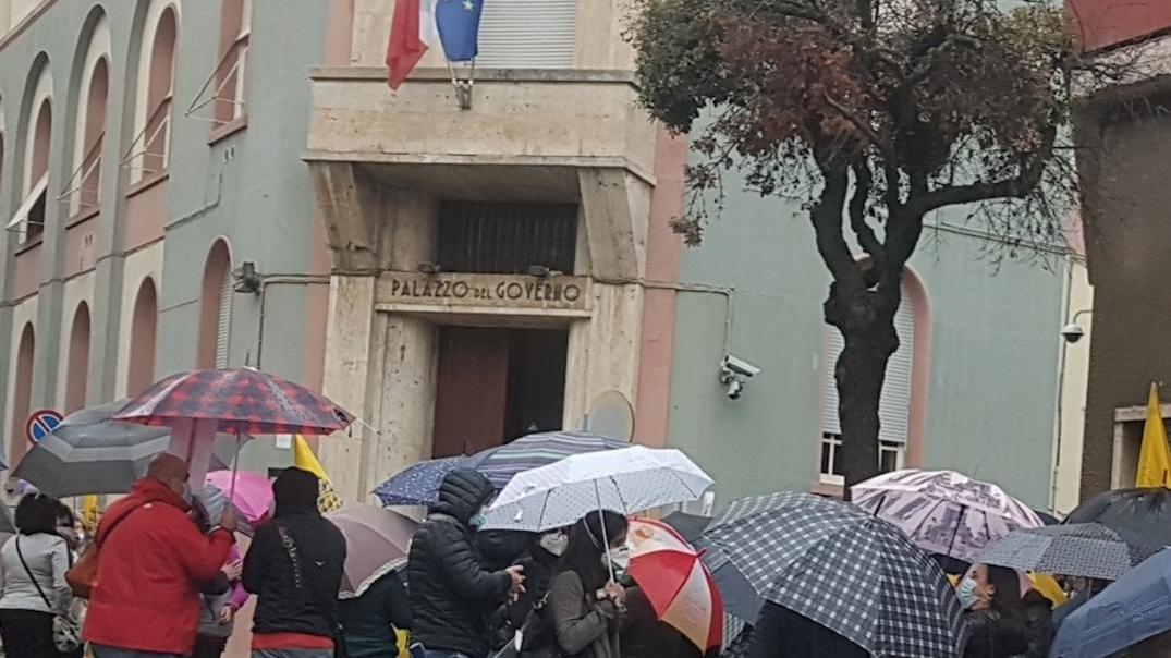 Sit-in dei precari in prefettura