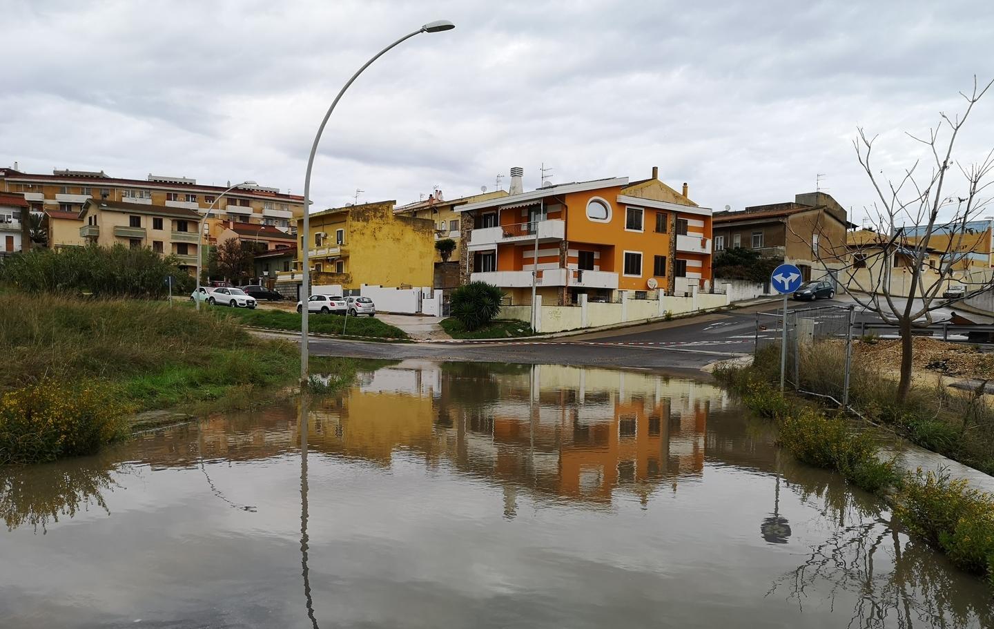 Piove e le strade diventano grandi pozzanghere 