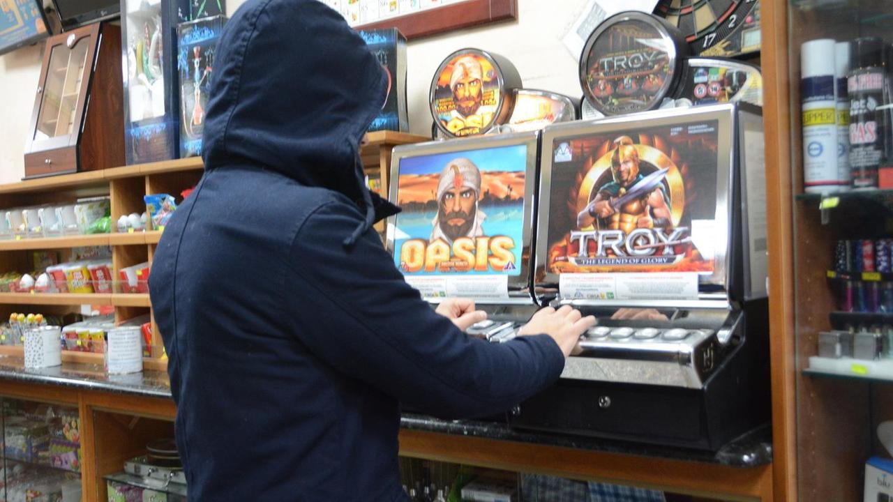 Malati di gioco a 12 anni è guerra alle slot machine