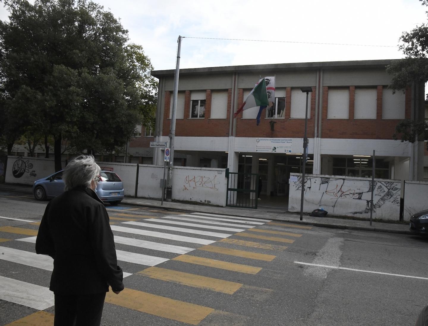 La “sua” scuola si fa in quattro e il grande scultore ne sarebbe molto orgoglioso
