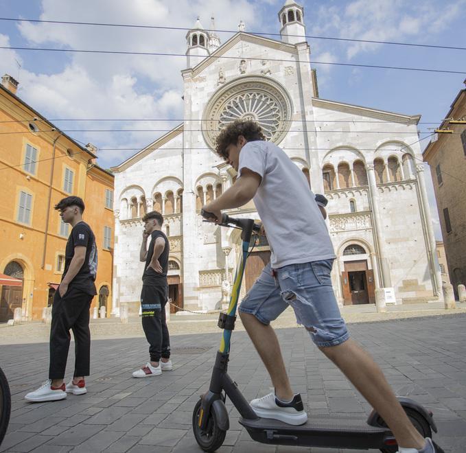 Modena, moda dilagante. Ora i monopattini sono il doppio delle bici 