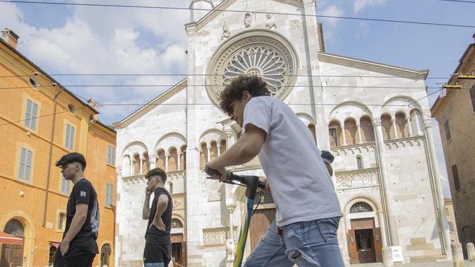 Modena, moda dilagante. Ora i monopattini sono il doppio delle bici