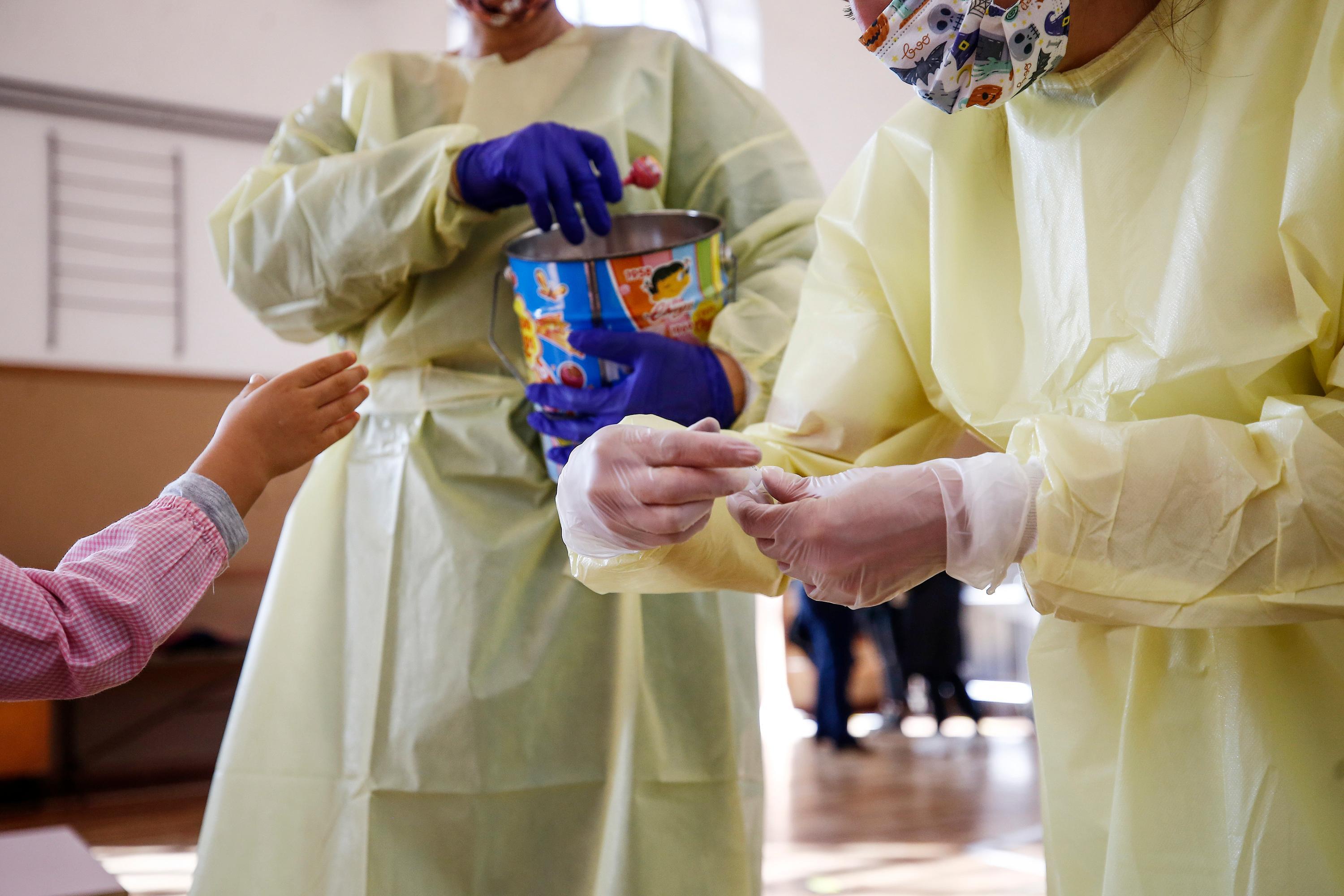 Gestione dei casi sospetti, tipo di tamponi e rientri: ecco le nuove regole nelle scuole della Toscana 