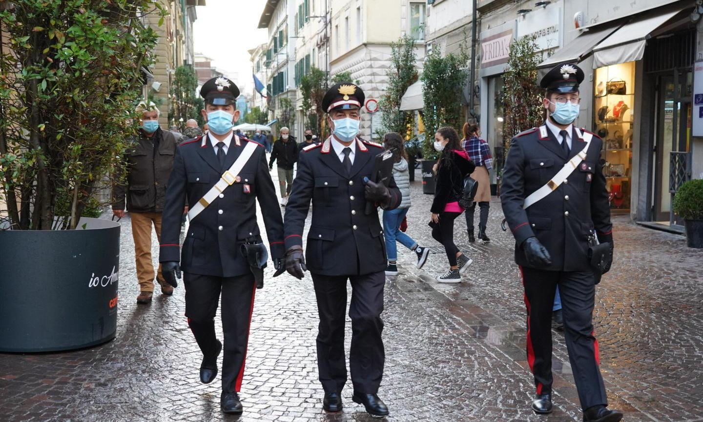 Ignorano la quarantena ed escono di casa per fare la spesa: denunciate due donne 