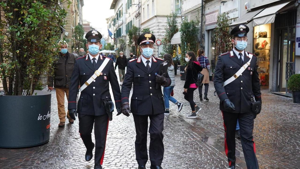 Ignorano la quarantena ed escono di casa per fare la spesa: denunciate due donne