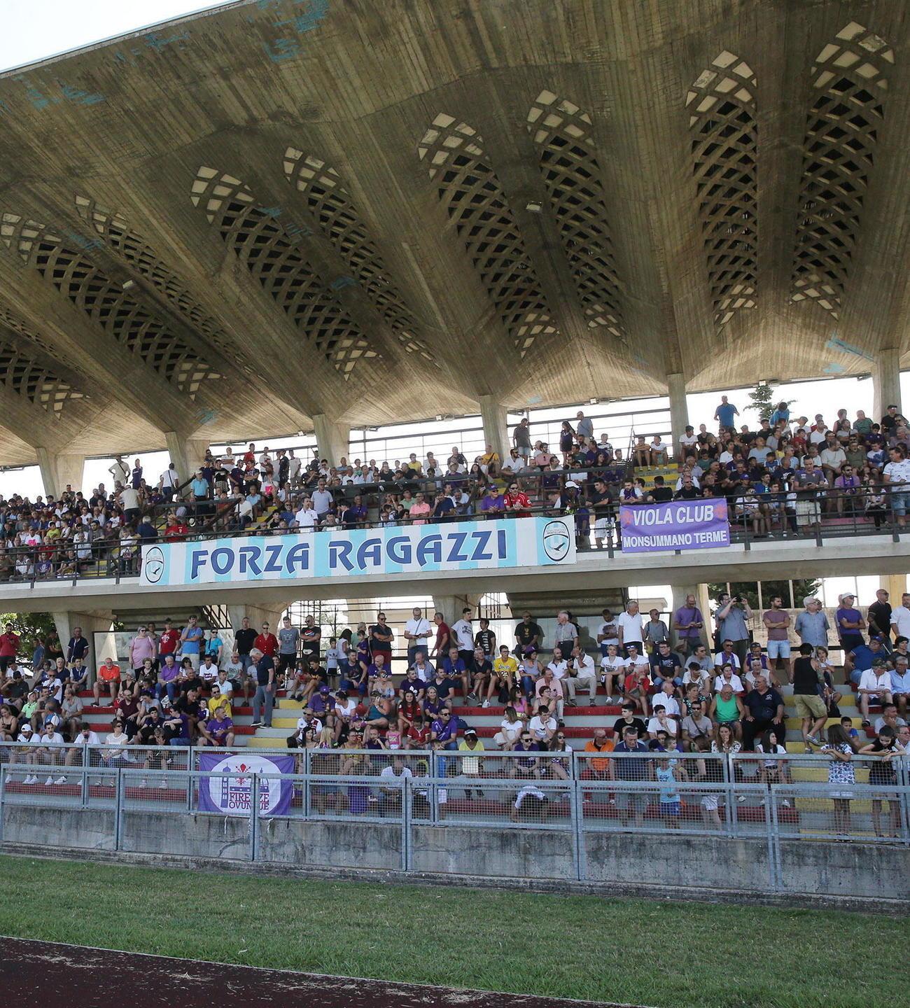 La tribuna dello stadio di Montecatini piena di tifosi  in occasione dell'allenamento della Fiorentina