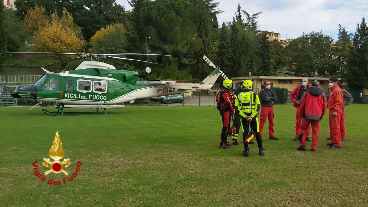 I vigili del fuoco con l'elicottero al campo sportivo