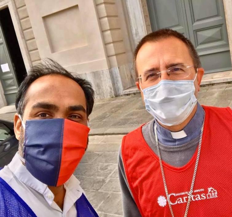 Don Holin D’Cruz con il vescovo Andrea Migliavacca
