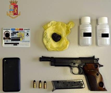 La pistola e la droga sequestrate nella valigia dell'uomo