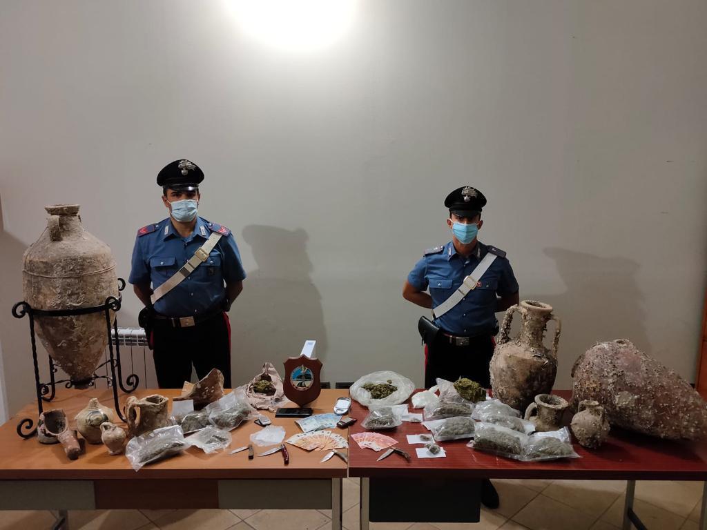 Cagliari, droga e reperti archeologici in casa: nei guai una coppia