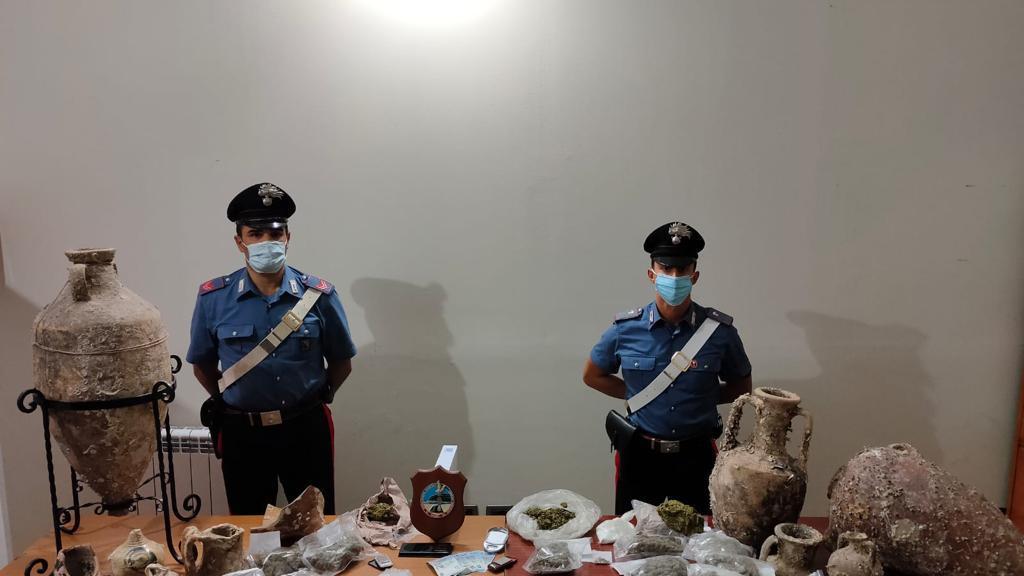 Cagliari, droga e reperti archeologici in casa: nei guai una coppia