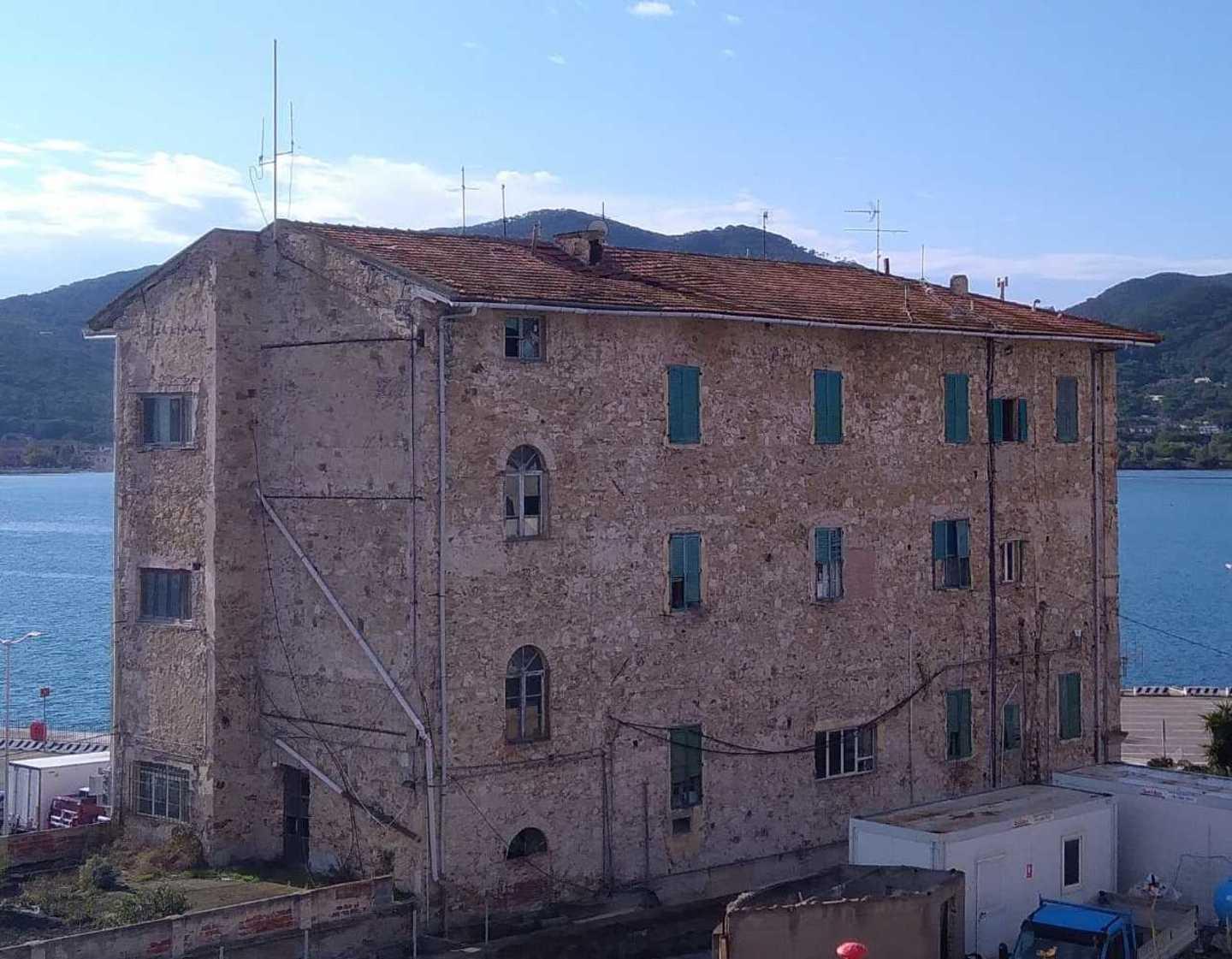 Cede parte del tetto del Palazzo Coppedè: «Ora l’emergenza si deve affrontare» 