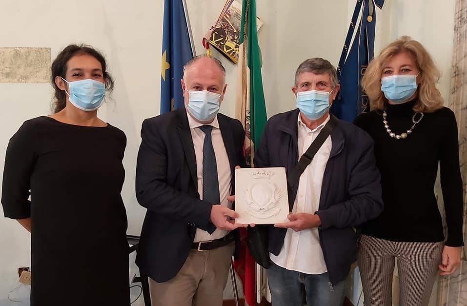 Scolpisce e poi dona uno stemma alla Provincia
