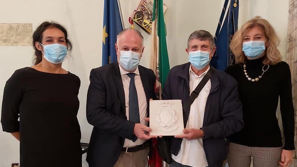 Scolpisce e poi dona uno stemma alla Provincia