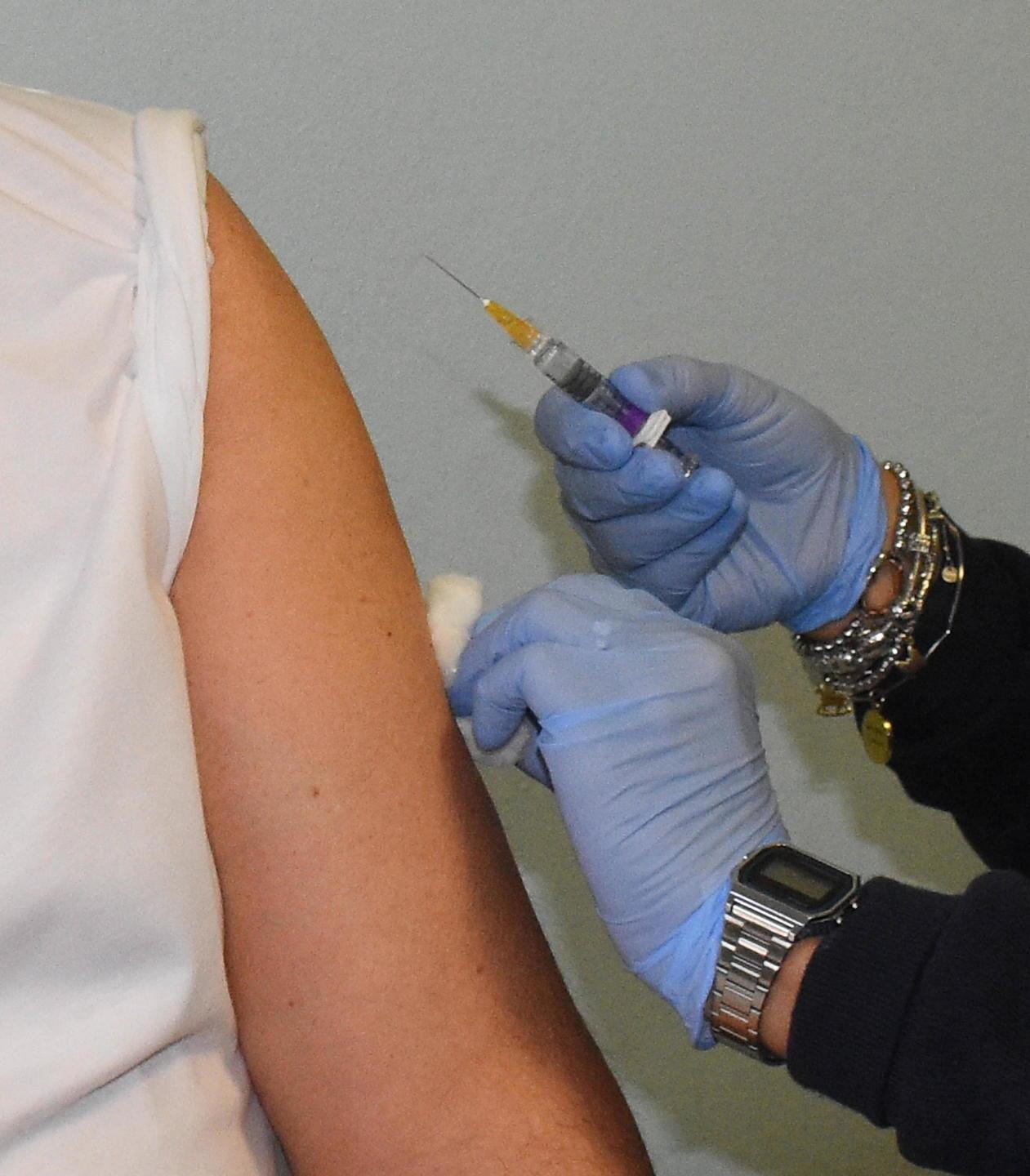 Medici alle prese con le vaccinazioni «Non possiamo fare pure i tamponi»