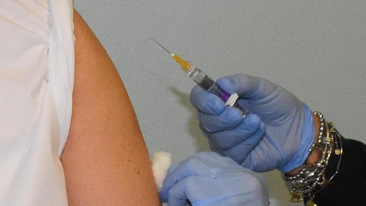 Medici alle prese con le vaccinazioni «Non possiamo fare pure i tamponi»