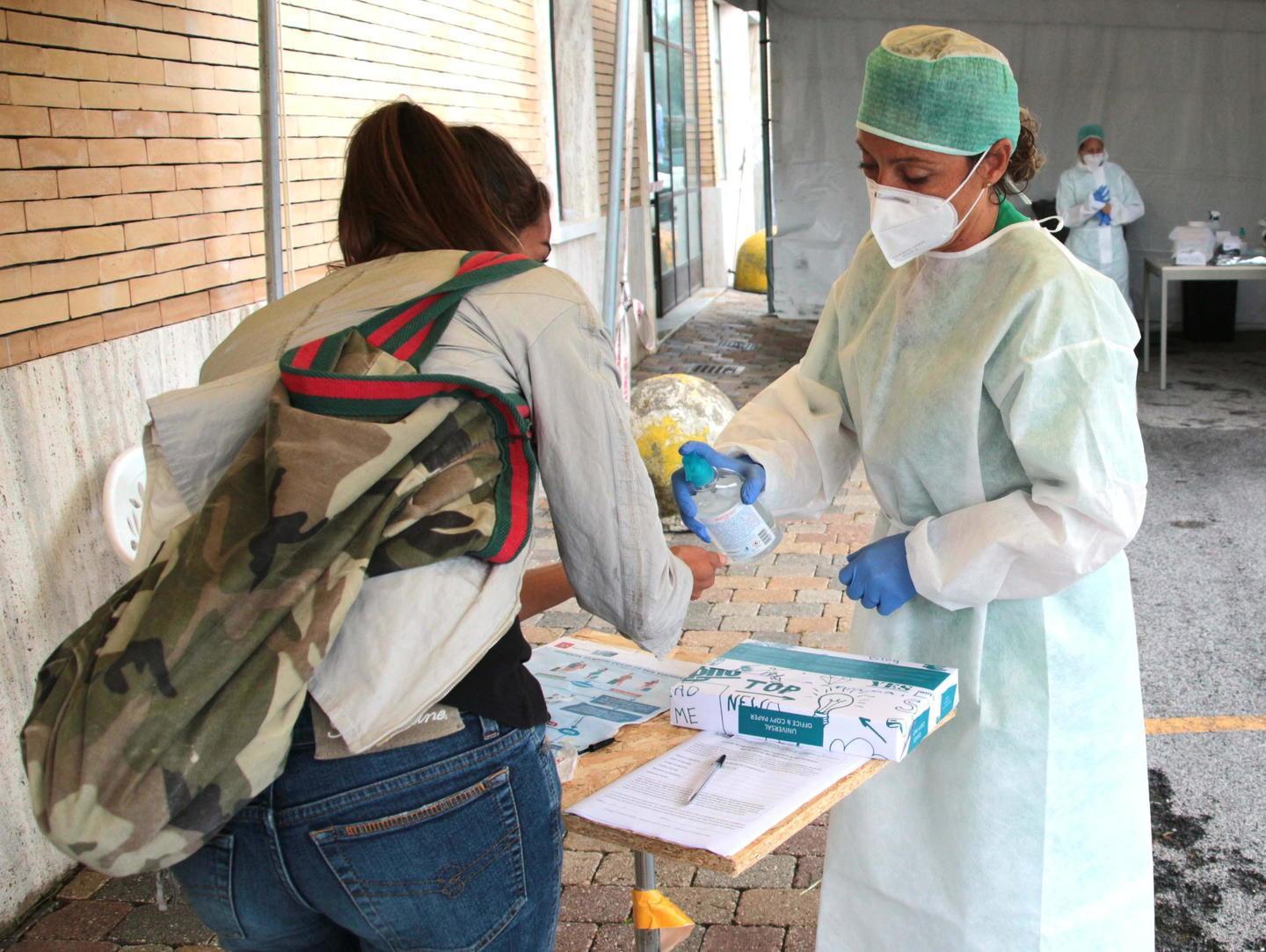 Decine di test rapidi al giorno per le scuole Potranno prenotarli anche i genitori 