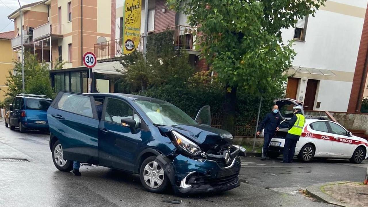 Scontro tra auto, ferita una donna