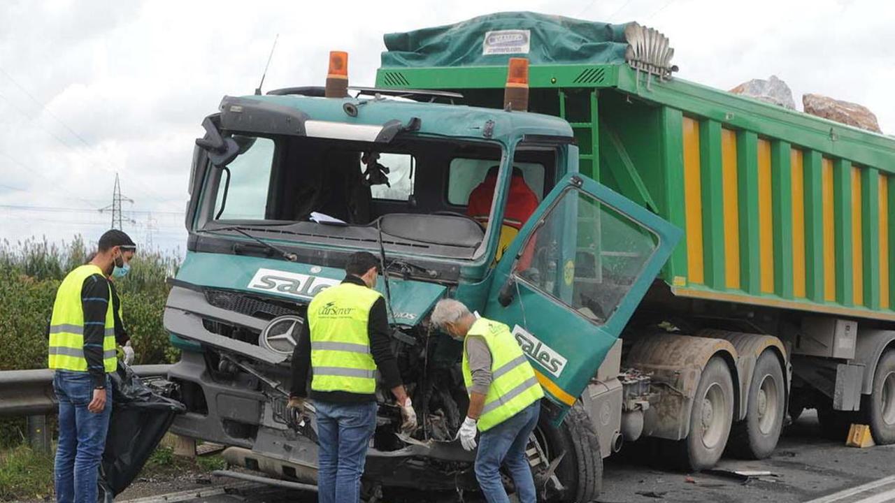 Due feriti nello scontro tra camion
