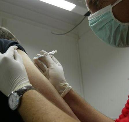 I medici hanno iniziato la vaccinazione ma nelle farmacie le dosi non arrivano