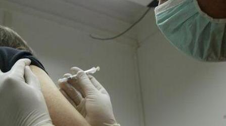 I medici hanno iniziato la vaccinazione ma nelle farmacie le dosi non arrivano