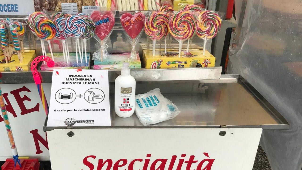 Tra i dolci ci sono gel e cartelli informativi
