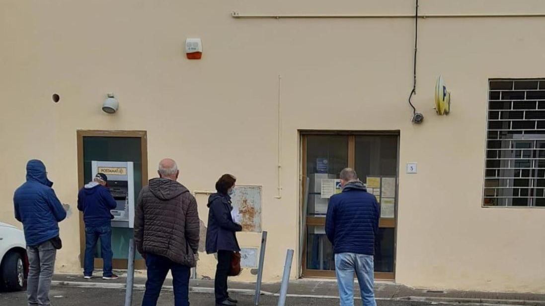 L’ufficio postale è piccolo attese sotto la pioggia