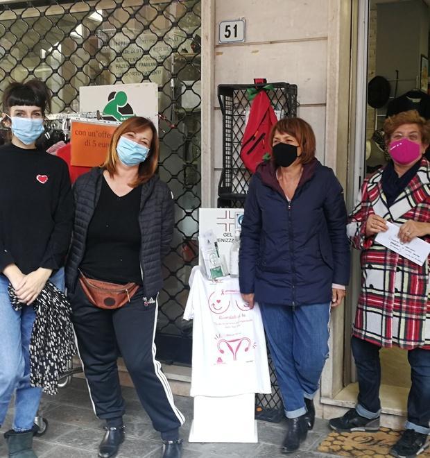 Lasciano alcuni abiti fuori dal negozio chiuso Cliente li prende e paga