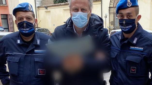 Interrogatori a turni «Ma dovete proprio mettere le manette?»