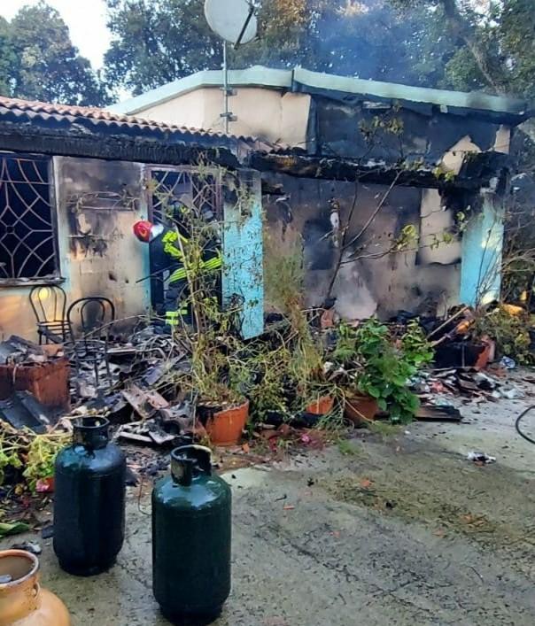 Padru, fuoco in una casa di campagna: crolla il tetto