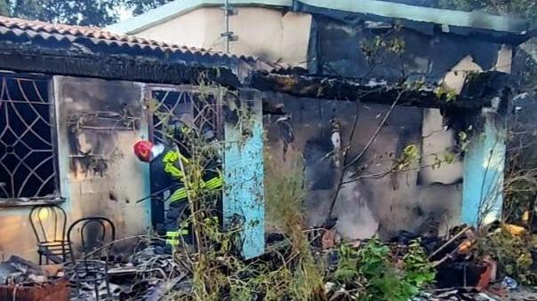 Padru, fuoco in una casa di campagna: crolla il tetto