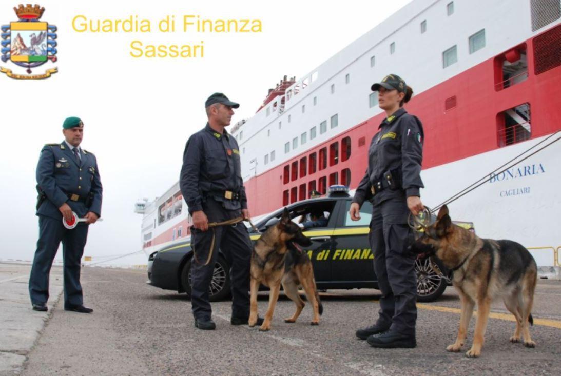 Sette chili di cocaina “al mentolo” arrestato un corriere della droga 