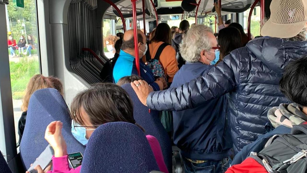 «Bus pieni, i nostri figli a rischio contagio per andare a scuola»