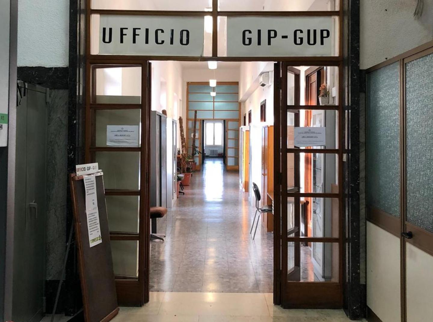 Anziana truffata, radiologo a giudizio 