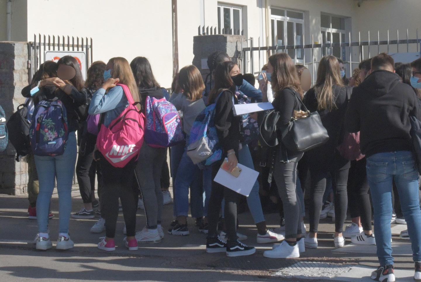 Ipotesi doppi turni per non affollare aule e bus