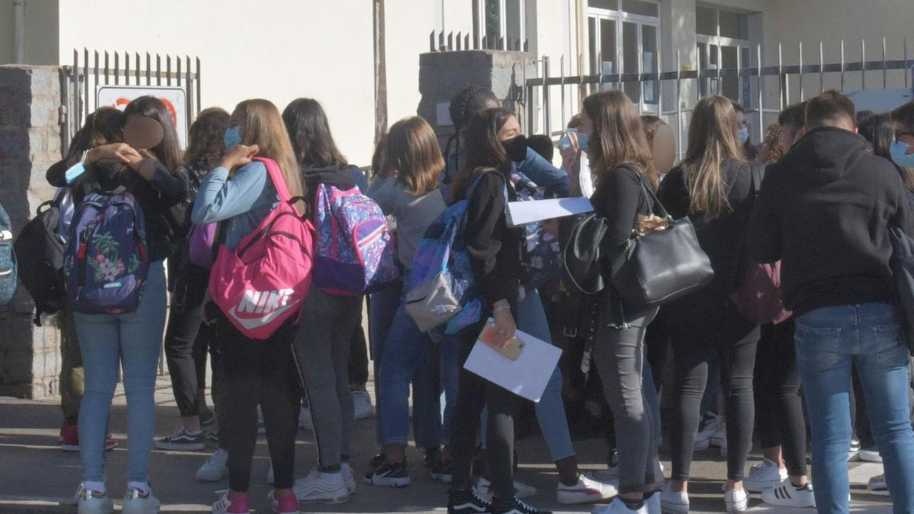 Ipotesi doppi turni per non affollare aule e bus