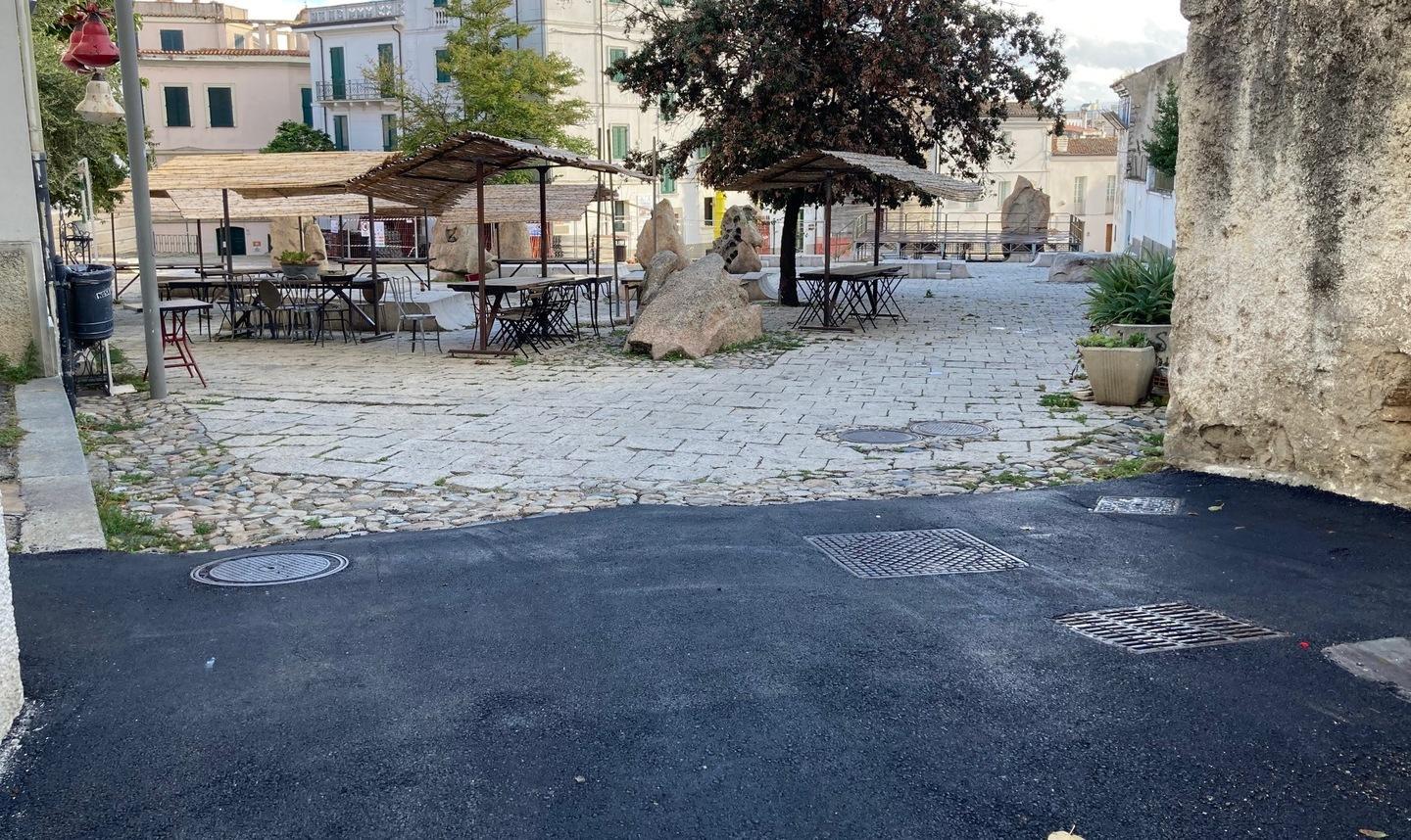 Piazza Satta circondata da un fiume nero d’asfalto 