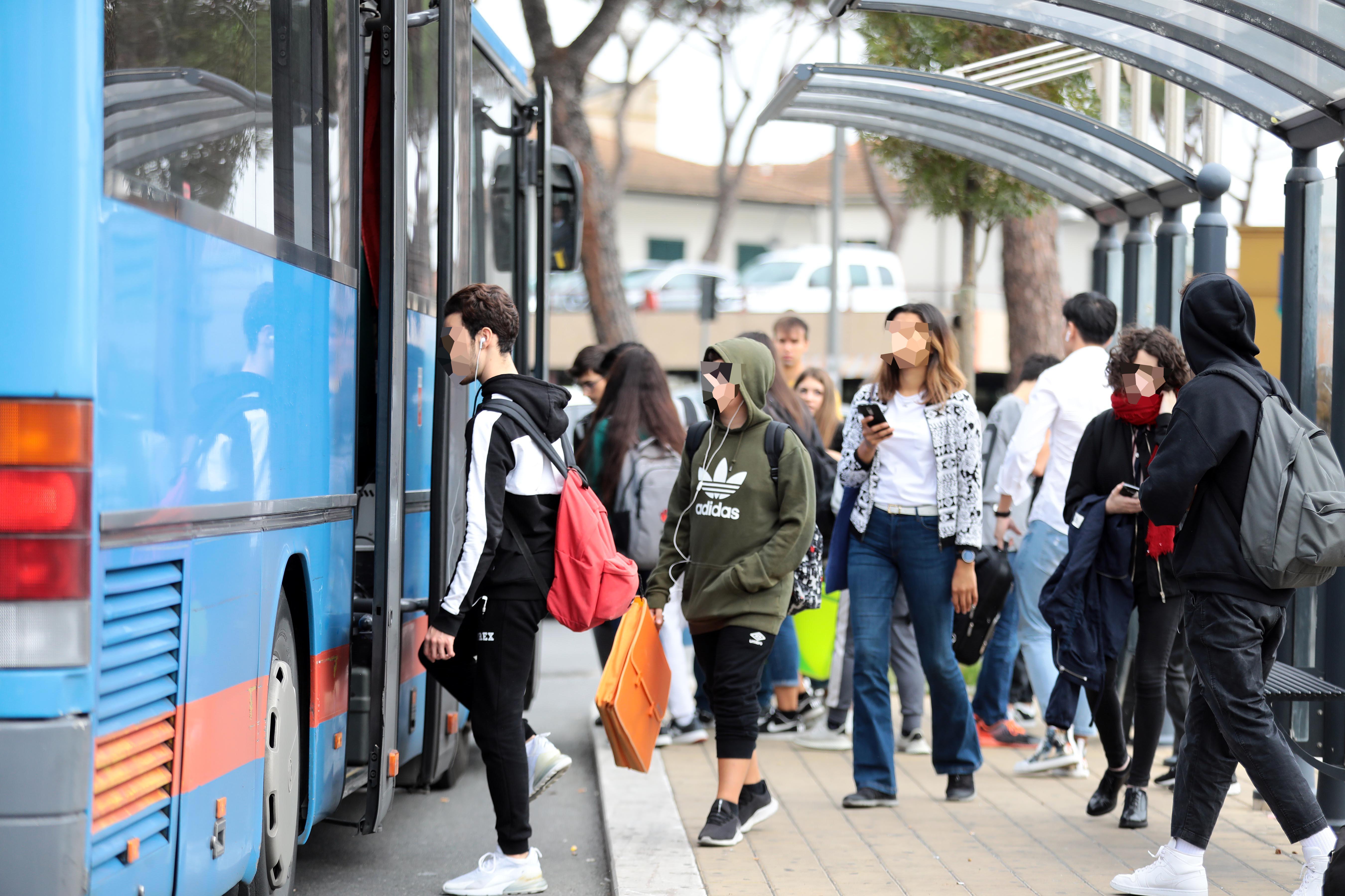 Studenti alla fermata dell'autobus
