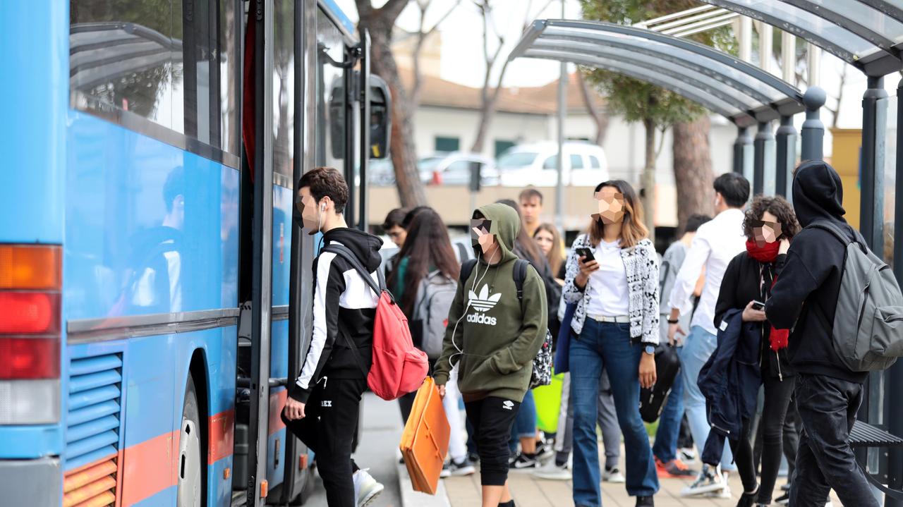 Studenti alla fermata dell'autobus