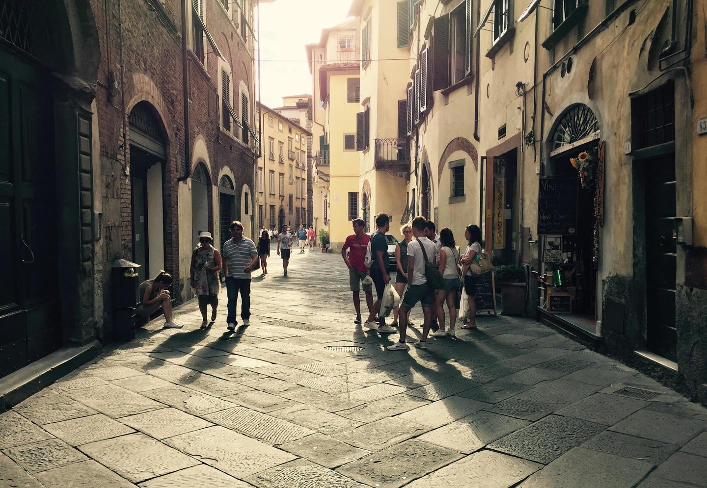 Petizione con 200 firme per trasformare via Santa Croce in area pedonalizzata 