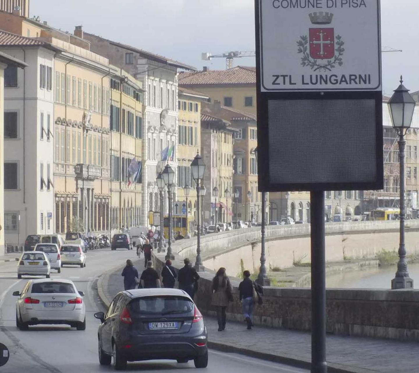 Scatta subito la Ztl notturna sui lungarni 