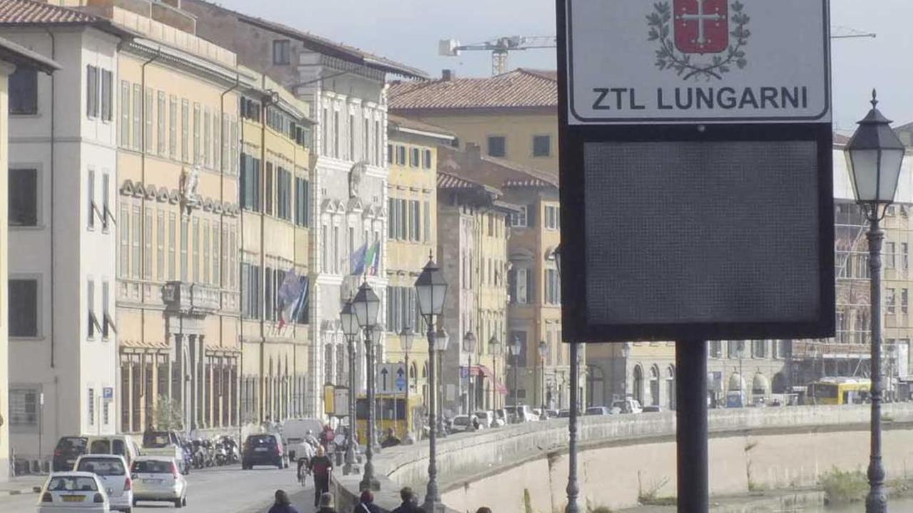 Scatta subito la Ztl notturna sui lungarni