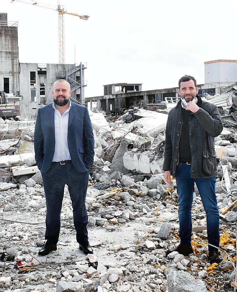David Luchetti con il sindaco Tomasi sulle macerie del capannone della Radicifil