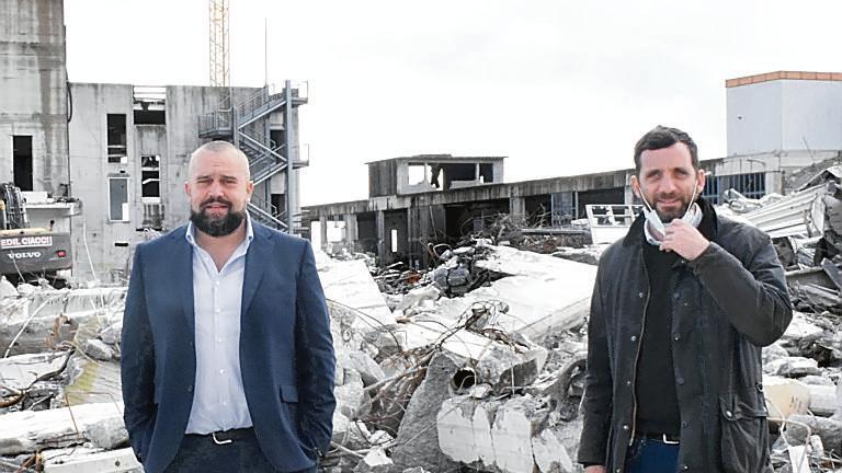 David Luchetti con il sindaco Tomasi sulle macerie del capannone della Radicifil